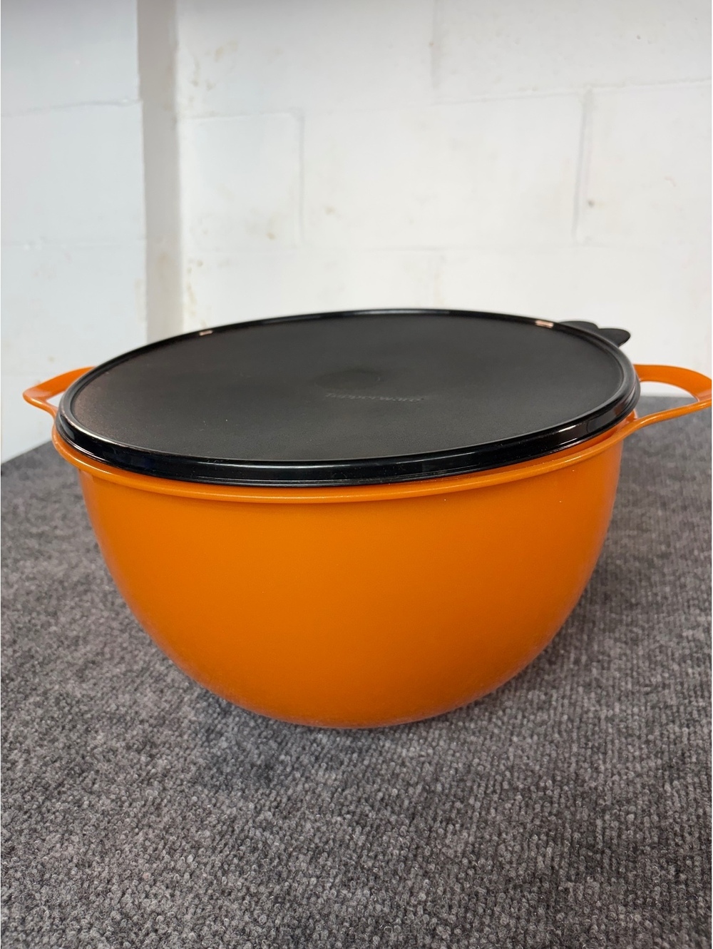 Tupperware Large Mega Glitter Bowl Orange, Black Seal 42 cup #5377